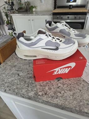 New Nike Air Max Bliss NN White Gray Athletic Sneakers with Black Swoosh